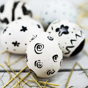 NE TREBA VAM NI 15 MINUTA: Evo kako da izbelite jaja za Uskrs i dobijete predivnu podlogu za ukrašavanje