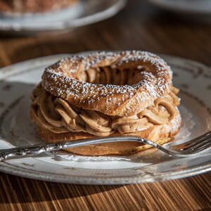 KREMAST, LUKSUZAN, NE PREVIŠE SLADAK: Francuski kolač PARIZ-BREST kojim biste fascinirali čak i profesionalne kuvare