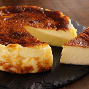 PRAVI SE JOŠ LAKŠE OD OBIČNOG, MNOGIMA JE UKUSNIJI: Baskijski čizkejk je NAJKREMASTIJE savršenstvo od kolača