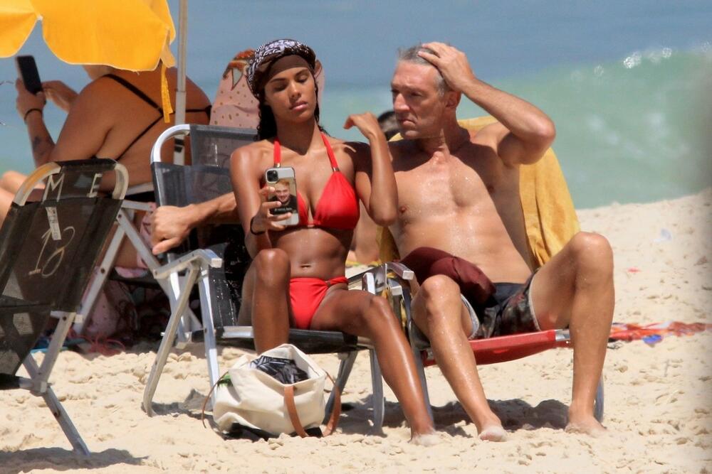 <p>Poznati glumac Vensan Kasel (54) ume da uživa sa svojom 30 godina mlađom suprugom Tinom (24). Paparaci su ih snimili na plaži u Brazilu.</p>