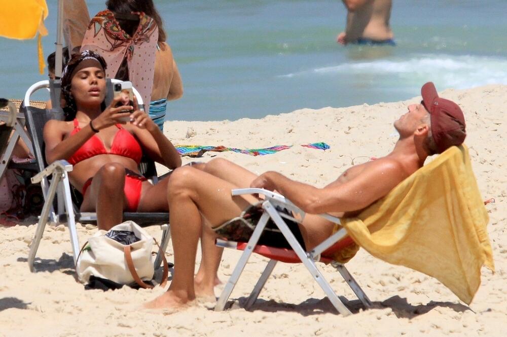 <p>Poznati glumac Vensan Kasel (54) ume da uživa sa svojom 30 godina mlađom suprugom Tinom (24). Paparaci su ih snimili na plaži u Brazilu.</p>