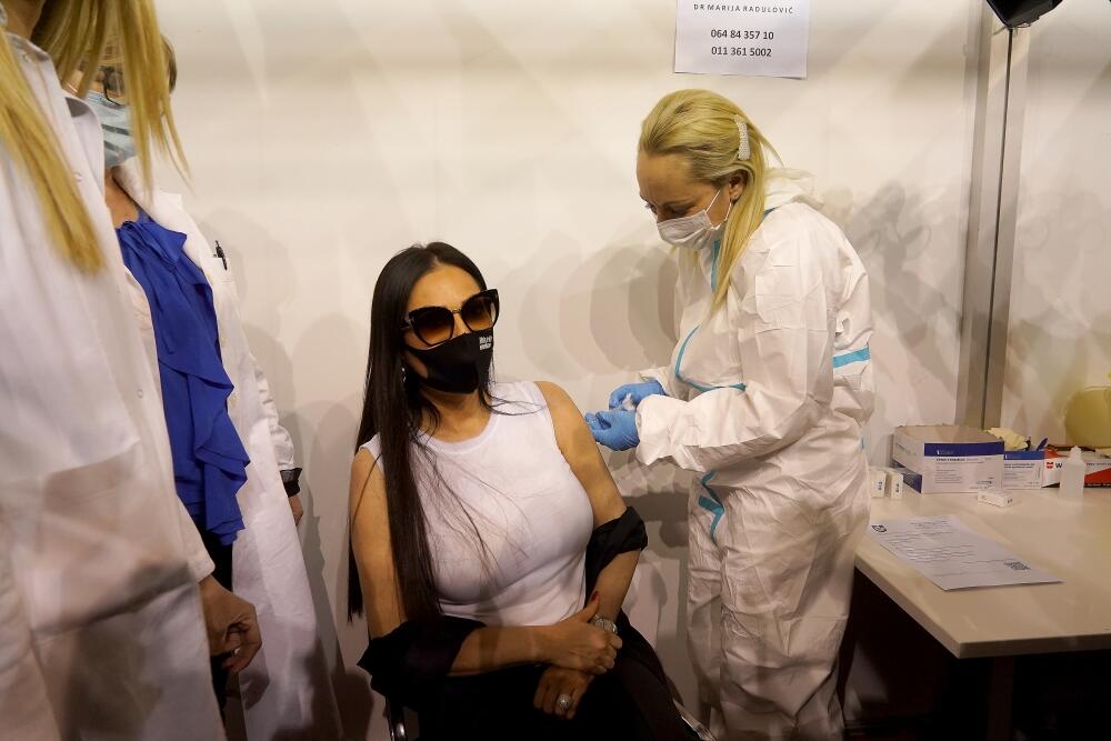 <p>Svetlana Ceca Ražnatović se pojavila na Sajmu gde je u elegantnom izdanju došla kako bi primila prvu dozu vakcine.</p>