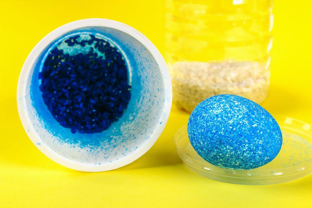 Farbanje jaja pirinčem