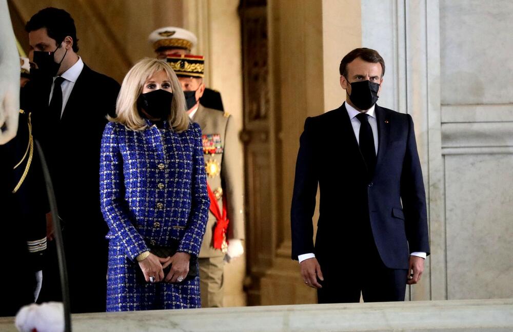 <p>Francuski predsednik <strong>Emanuel Makron </strong>i prva dama, njegova supruga <strong>Brižit,</strong> prisustvovali su obeležavanju dvestote godišnjice smrti Napoleona Bonapartea u katedrali Sen Luj.</p>