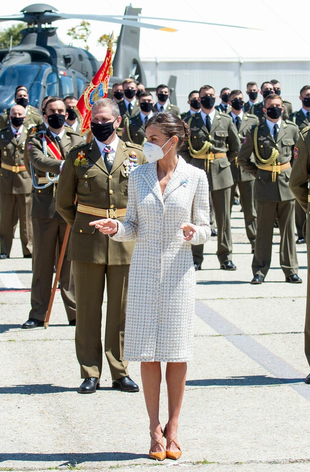 <p>Kraljica Španije, ali i kraljica modne reciklaže ponovo je pokazala kako staru odeću izneti na sasvim novi način.</p>