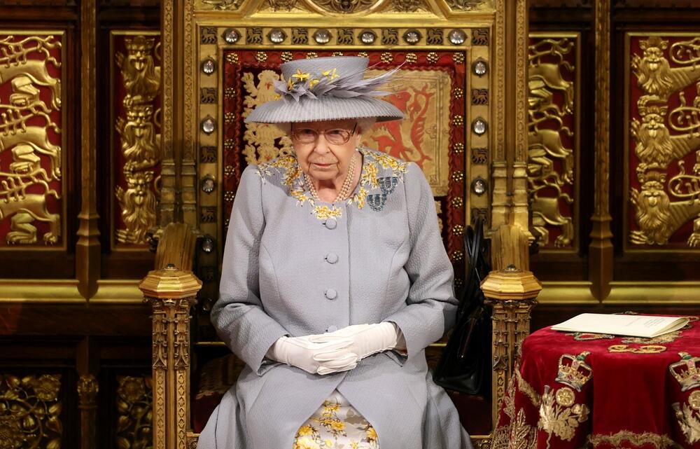 <p>Britanski parlament je krenuo sa zasedanjem, a u skladu sa tradicijom, otvorila ga je <strong>kraljica Elizabeta II</strong>. Inače, ovo je njeno prvo pojavljivanje pri vršenju službenih dužnosti od smrti supruga, <strong>princa Filipa</strong>. Ovo je dovelo i do izmena u dosadašnjoj tradiciji.</p>