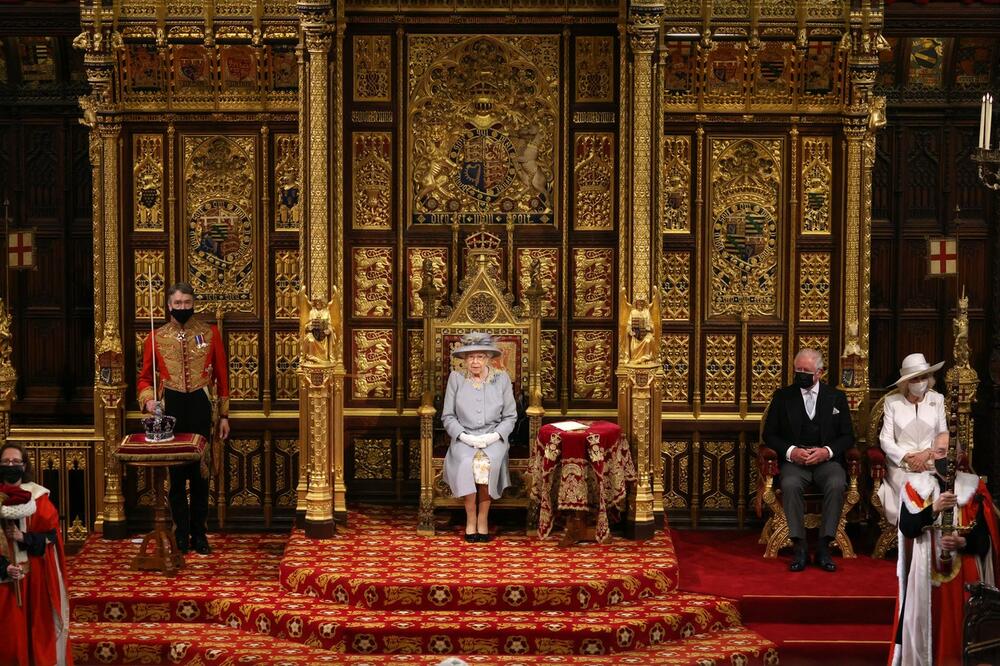 <p>Britanski parlament je krenuo sa zasedanjem, a u skladu sa tradicijom, otvorila ga je <strong>kraljica Elizabeta II</strong>. Inače, ovo je njeno prvo pojavljivanje pri vršenju službenih dužnosti od smrti supruga, <strong>princa Filipa</strong>. Ovo je dovelo i do izmena u dosadašnjoj tradiciji.</p>