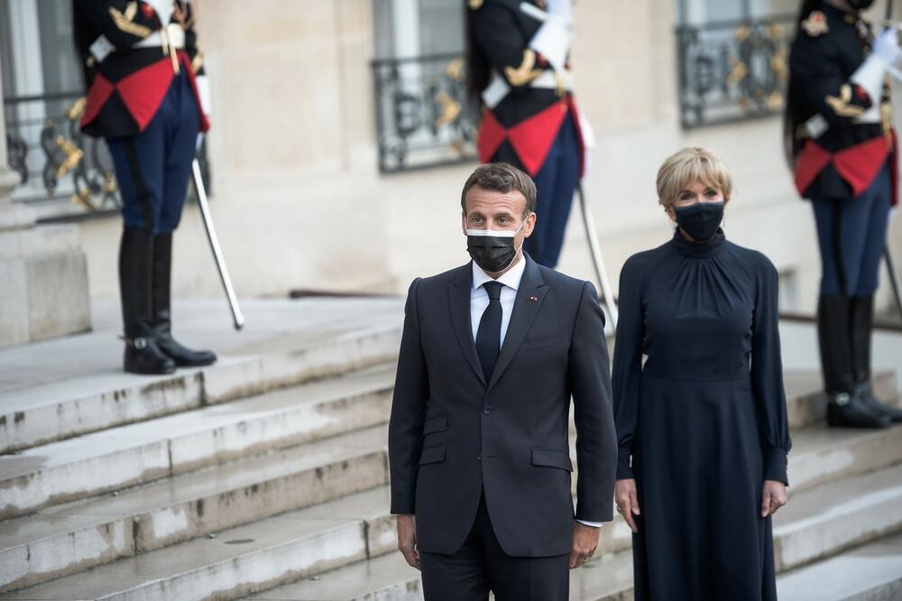 <p>Prva dama Francuske ne prestaje da iznenađuje odevnim kombinacijama </p>
