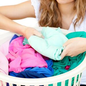 NISTE NI SVESNI KOLIKO JE EFIKASNO: 8 razloga zbog kojih treba upotrebiti SIRĆE za pranje odeće (u mašini i na ruke)