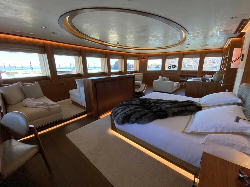 <p>Čuveni reditelj Stiven Spilberg rešio je da proda svoju luksuznu jahtu za neverovantnih 130 miliona dolara, a još uvek nije poznato ko će biti novi vlasnik ovog raskošnog broda.</p>