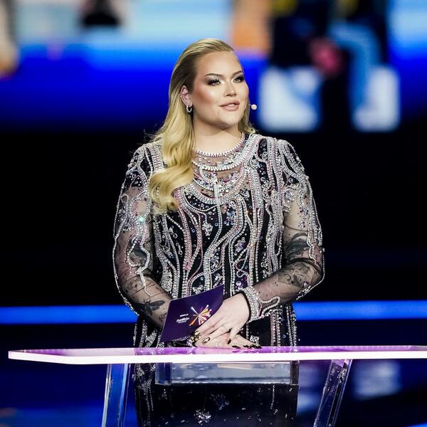 GLAMUROZNO IZDANJE O KOM DANAS SVI PRIČAJU: Haljina koju je sinoć nosila voditeljka Evrovizije nosi VAŽNU PORUKU