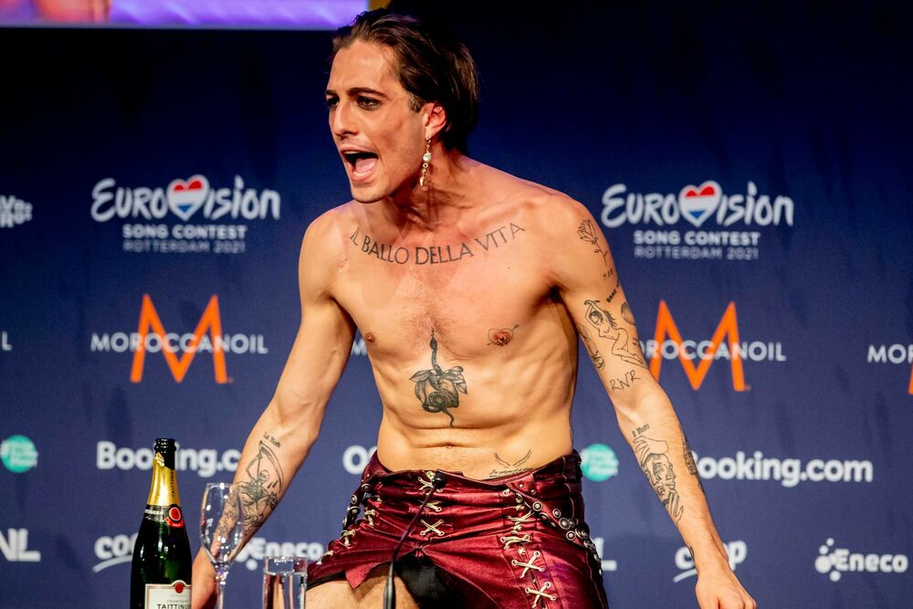 <p><strong>Damijano David</strong>, frontmen italijanskog glam rok benda <em>Måneskin</em>, od samog početka ovogodišnje Evrovizije jedna je od glavnih tema na društvenim mrežama</p>