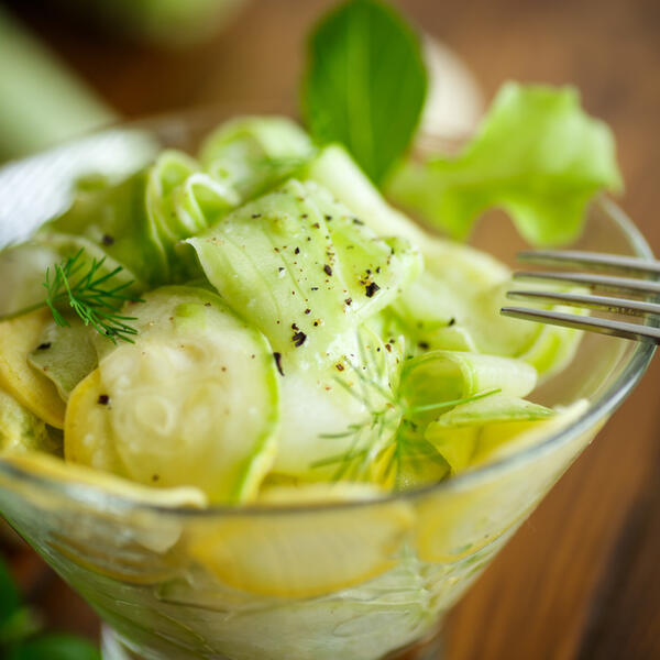 GOTOVA ZA 10 MINUTA, OSVEŽAVAJUĆA I SUPERZDRAVA: Hladna prolećna salata od TIKVICA postaće vaša omiljena (RECEPT)