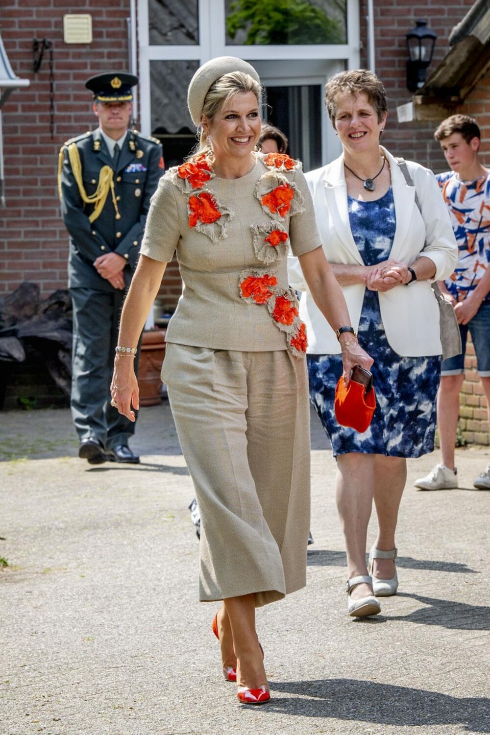 <p><br />
Holandska kraljica ponovo je ponela svoj stari komplet, i to maltene identično kao prošlog puta</p>