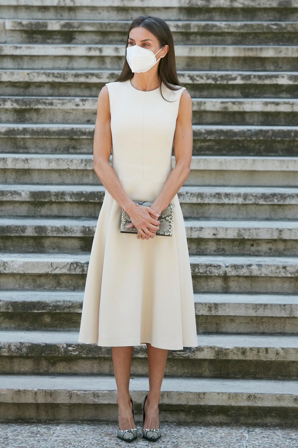<p>Španska kraljica pojavila se u Madridu u zanimljivom i elegantnom izdanju za prave dame</p>