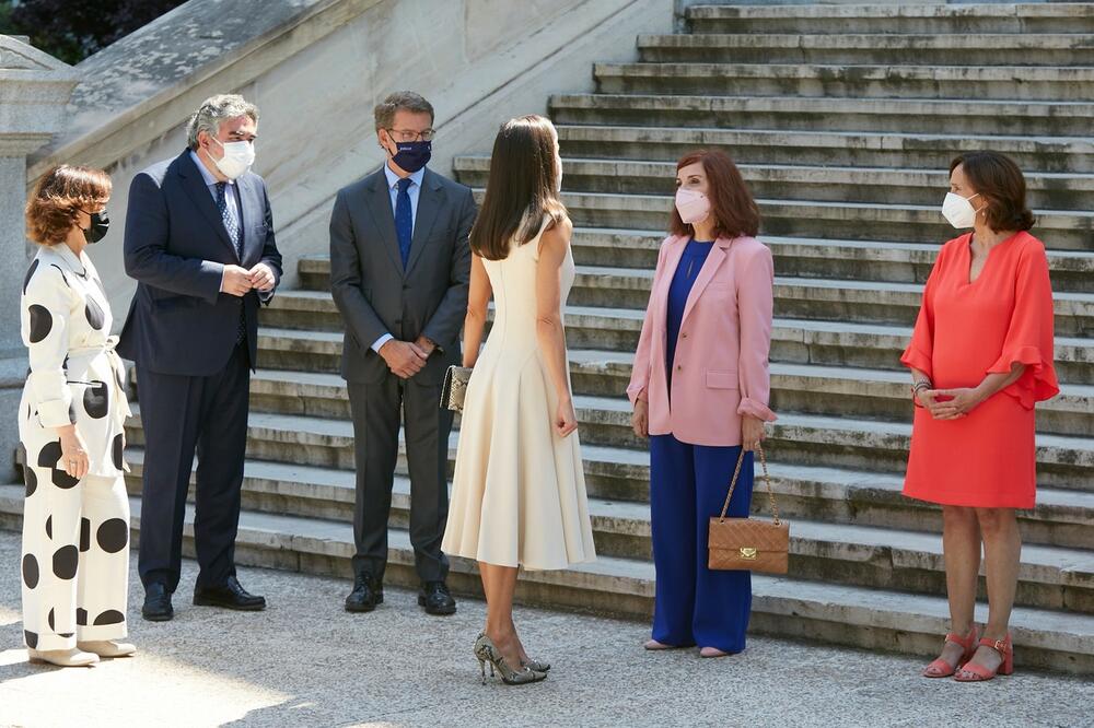 <p><br />
Supruga španskog kralja još jednom je pokazala kako stari odevni komad kombinovati na sasvim novi način</p>