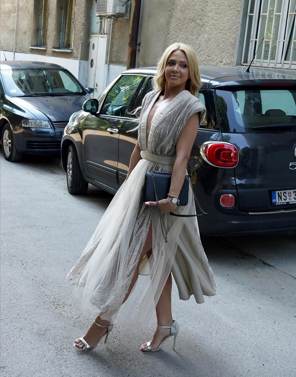 <p>Jedna od najlepših srpskih pevačica briljira kada je modni zadak elegancija</p>