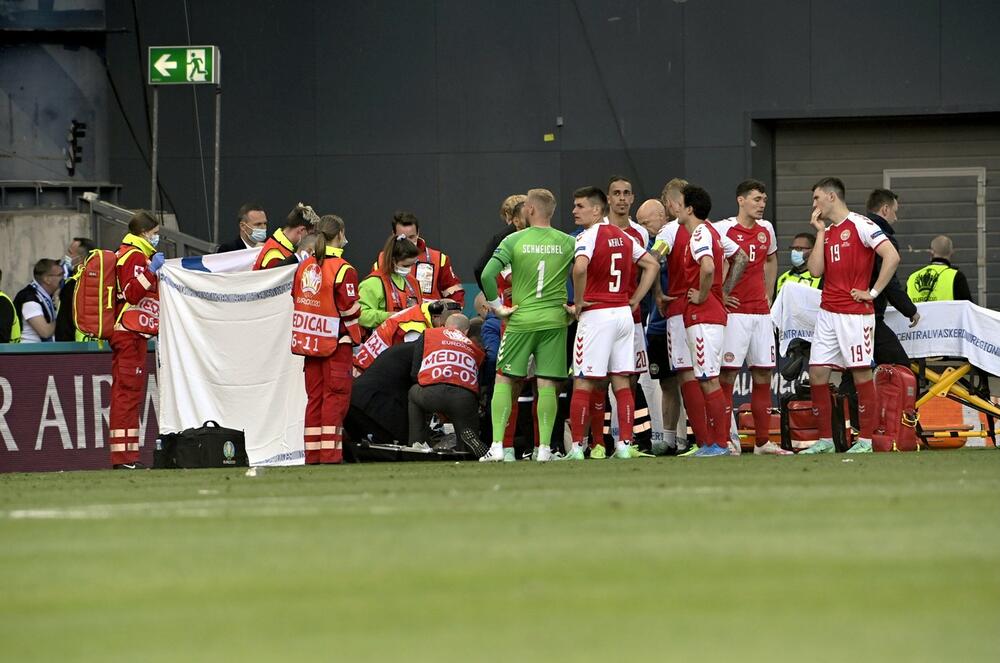 <p>Dramatična scena sa večerašnje fudbalske utakmice između Danske i Finske potresla je ceo svet</p>