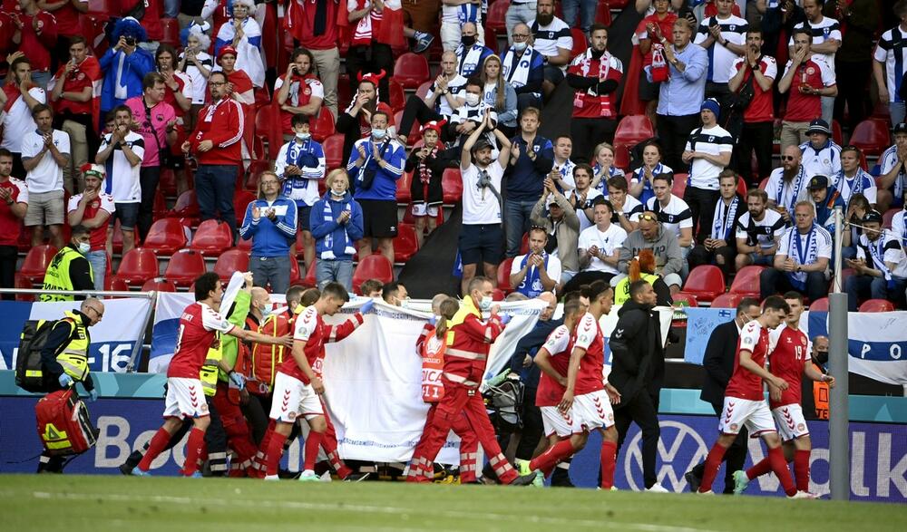 <p>Dramatična scena sa večerašnje fudbalske utakmice između Danske i Finske potresla je ceo svet</p>