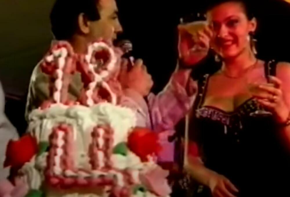 <p>Pevačica Svetlana Ceca Ražnatović danas slavi 48. rođendan, a pripreme u vili na Dedinju su uveliko u toku, a malo ko se seća gala proslave sa Cecinog punoletstva.</p>
