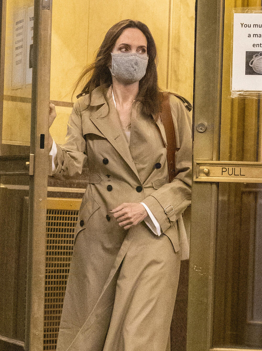 Anđelina Džoli izlazi iz zgrade u kojoj u njujorku stanuje džoni li miler 2021. godine