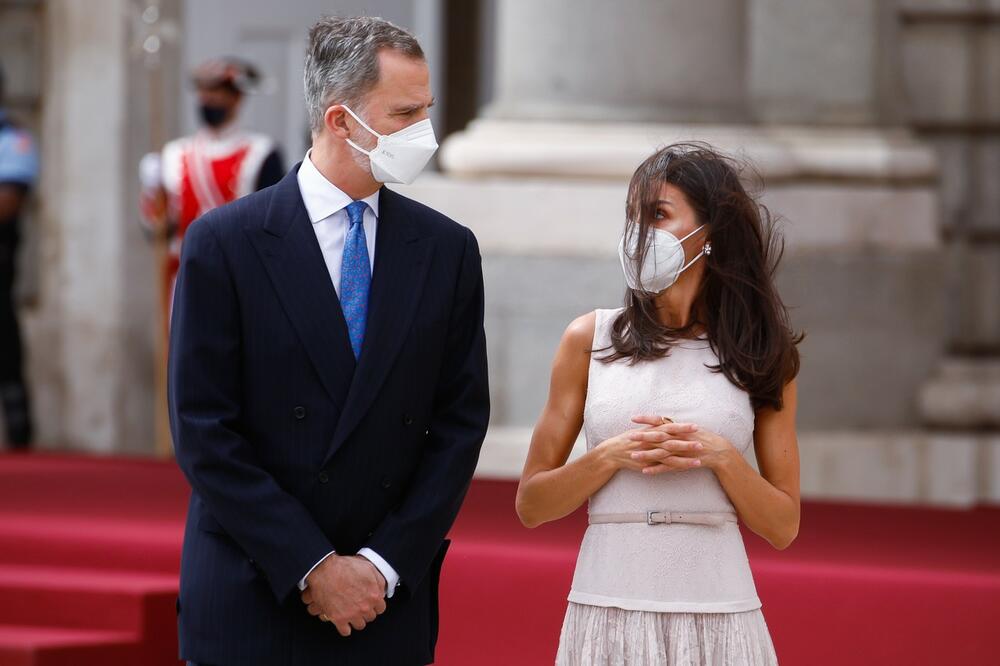 <p>Španska kraljica nikada ne greši kada je moda u pitanju, posebno kada je vreme sa važne političke susrete — tada izgleda tako moćno i stilizovano!</p>