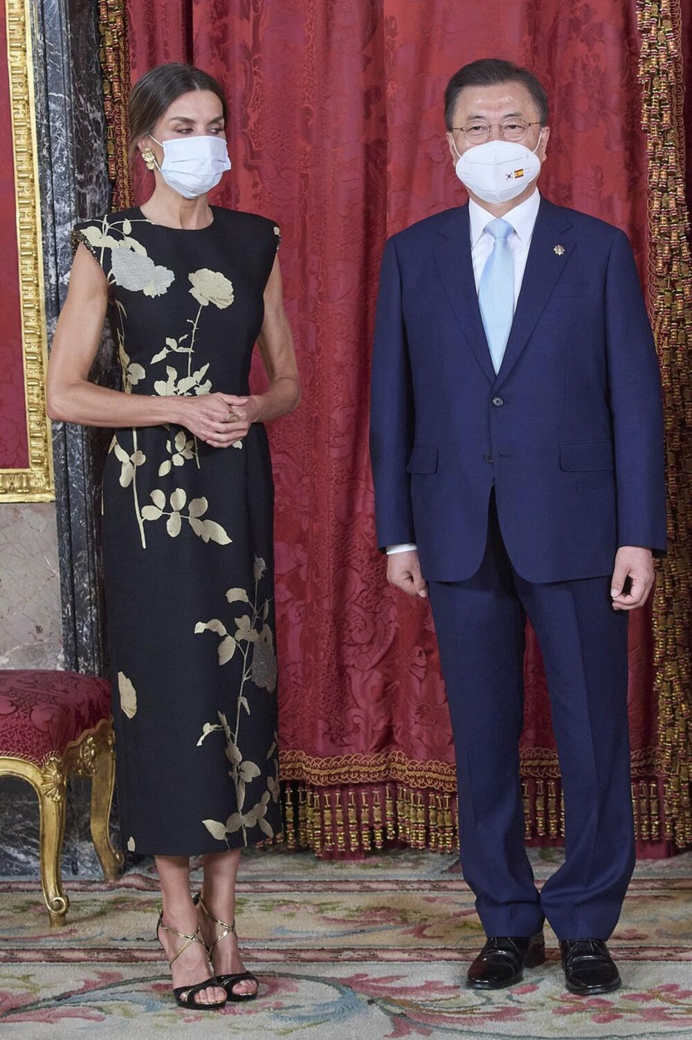 <p>Španska kraljica nikada ne greši kada je moda u pitanju, posebno kada je vreme sa važne političke susrete — tada izgleda tako moćno i stilizovano!</p>