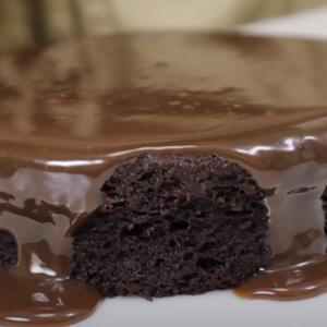 BEZ ŠEĆERA I BRAŠNA: Najjednostavniji PRELIVENI čokoladni kolač priprema se za MANJE OD 10 MINUTA (RECEPT)