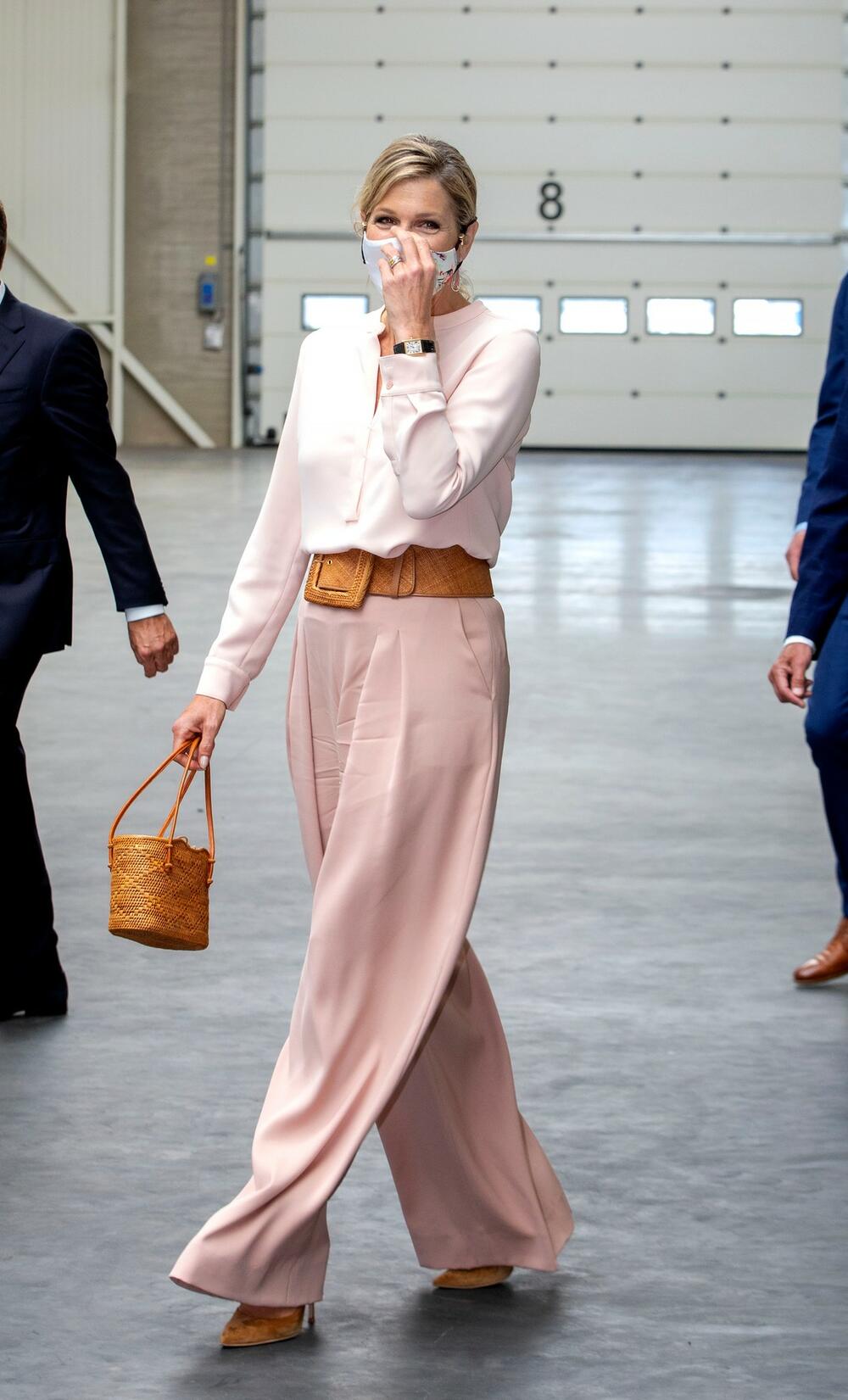<p>Kraljica Holandije, ali i kraljica kombinovanja detalja i nijansi ponovo je pokazala zašto malo ko može da joj stane na crtu kada je moda u pitanju</p>