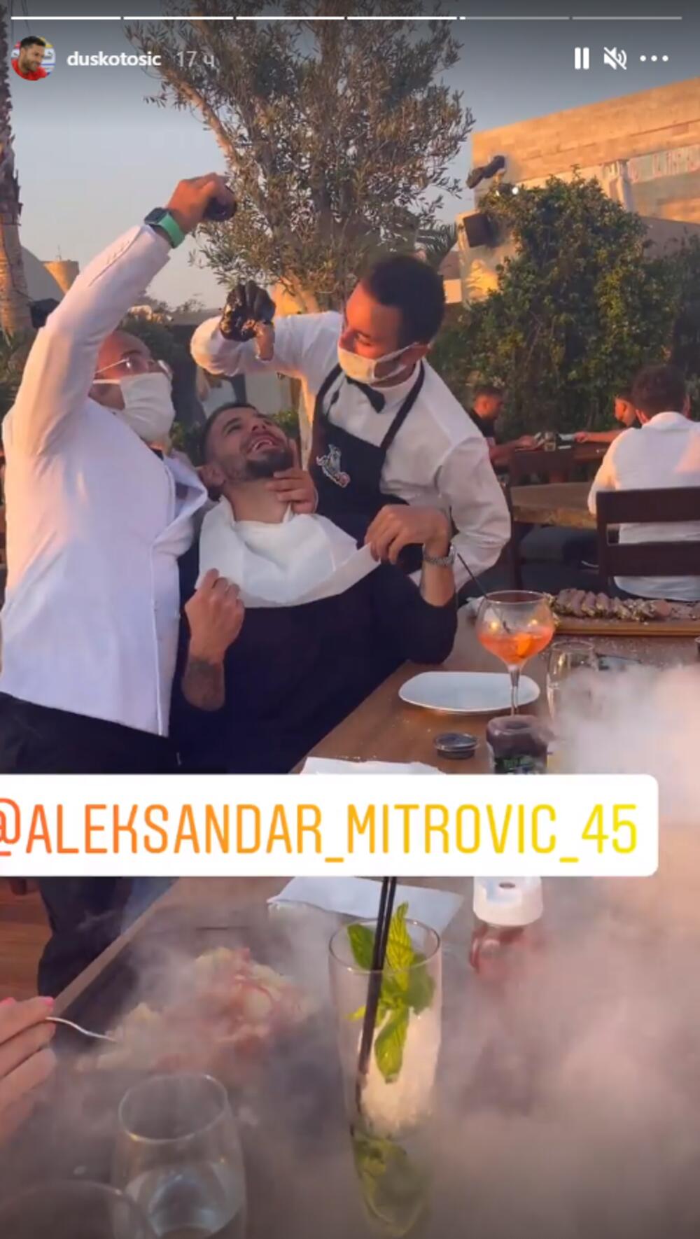 <p>Popularni fudbaler iskoristio je odmor da s mezimicama uživa na egzotičnom letovanju, a društvo im pravi njegov kolega Aleksandar Mitrović sa suprugom</p>