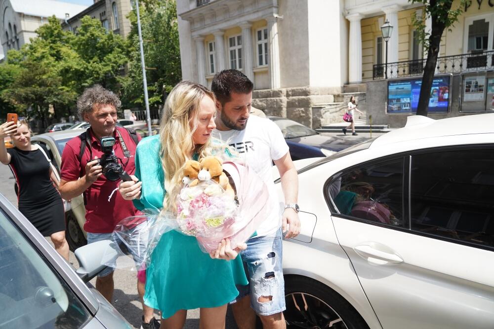 <p>Pevačica i pobednica rijalitija sa suprugom Markom Miljkovićem i novorođenom ćerkicom stigla je kući</p>