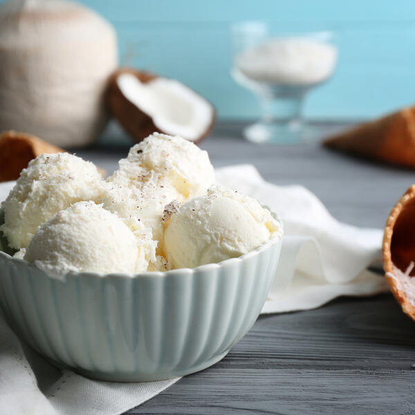 AKO VOLITE KOKOS, ZA VAS NEMA LEPŠEG: Očaravajući domaći sladoled koji ćete praviti celog leta (RECEPT)