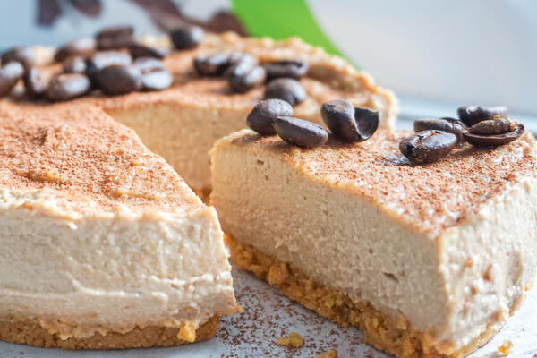 Kapućino sladoled-torta za tople dane: Kremastoj poslastici koja se pravi za 15 minuta nećete odoleti