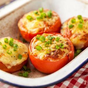 NEOBIČNE IDEJE ZA RUČAK: Slasni punjeni paradajz s filom od piletine i tikvica (RECEPT)