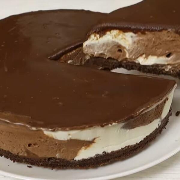 NE PEČE SE I SAVRŠENO JE KREMASTA: Čokoladna SLADOLED torta gotova je za tili čas (RECEPT)
