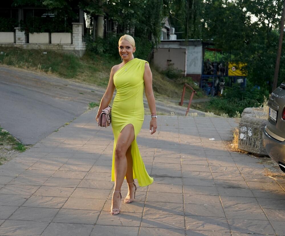 <p>Lepa pevačica Milica Todorović iz dana u dan skreće pažnju na sebe, između ostalog, i svojim modnim odabirima</p>