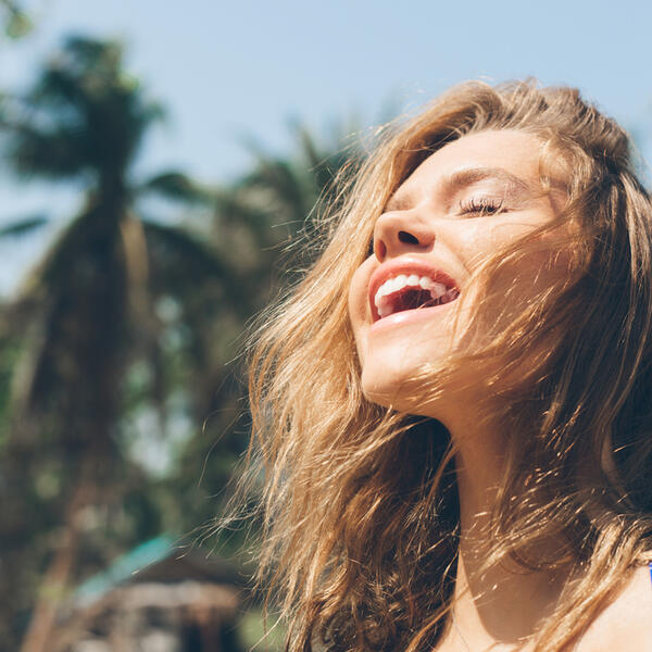 BEZ OVIH TRIKOVA NI SLUČAJNO NA SUNČANJE! 5 načina da zaštitite kosu od uticaja sunčevih zraka