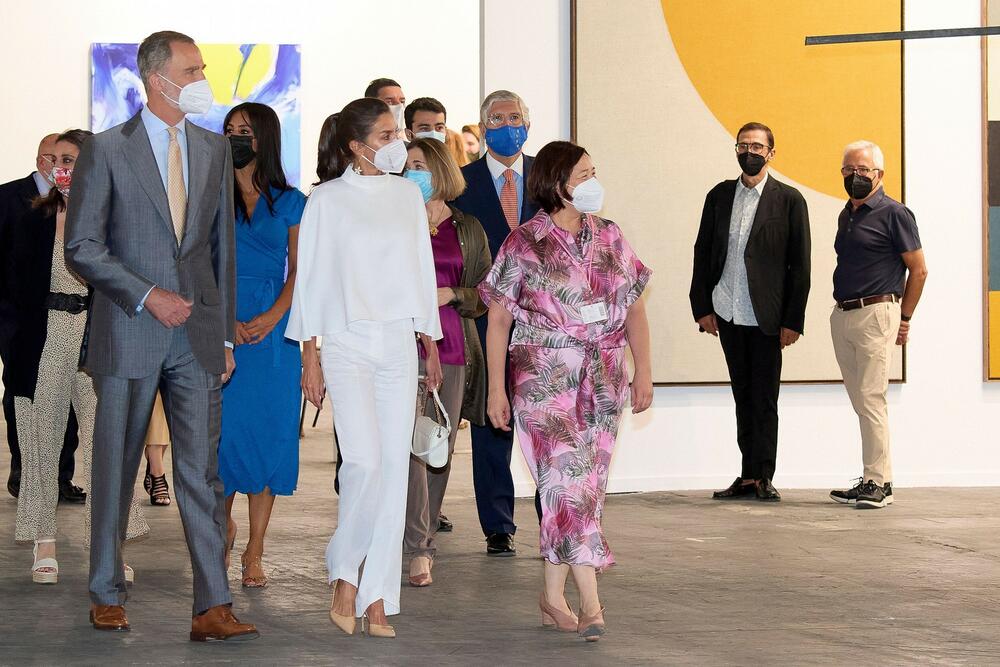 <p>Španska kraljica rešila je da iznenadi modnu javnost neočekivanim odevnim komadom za vreli jul!</p>