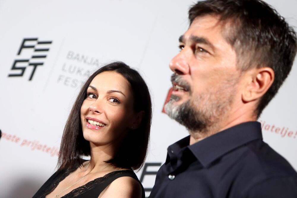 <p>Sloboda Mićalović i Vojin Ćetković jedan su od najlepših glumačkih parova, a u braku su već 15 godina</p>