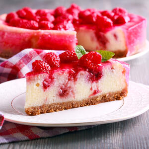 Slatko osveženje na dezertnom tanjiru: Neodoljivi letnji kolač s malinama i jogurtom (RECEPT)