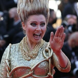 NAJŠOKANTNIJI STAJLING KANSKOG FESTIVALA: Kraljica ludih frizura još jednom uspela da napravi pometnju i zbuni publiku