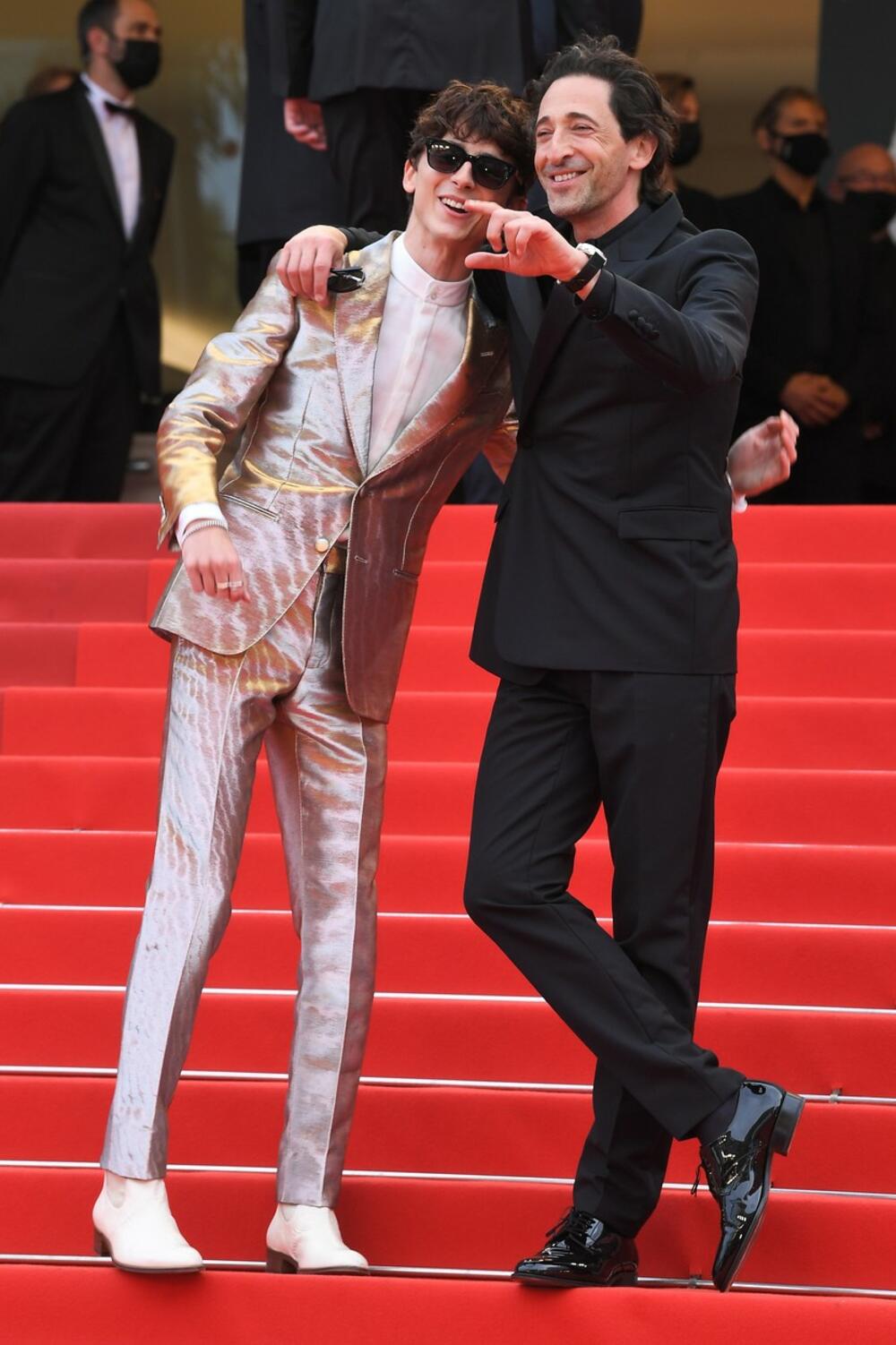 <p>Poznati glumac <strong>Timoti Šalame</strong> došao je na crveni tepih u glamuroznom odelu</p>