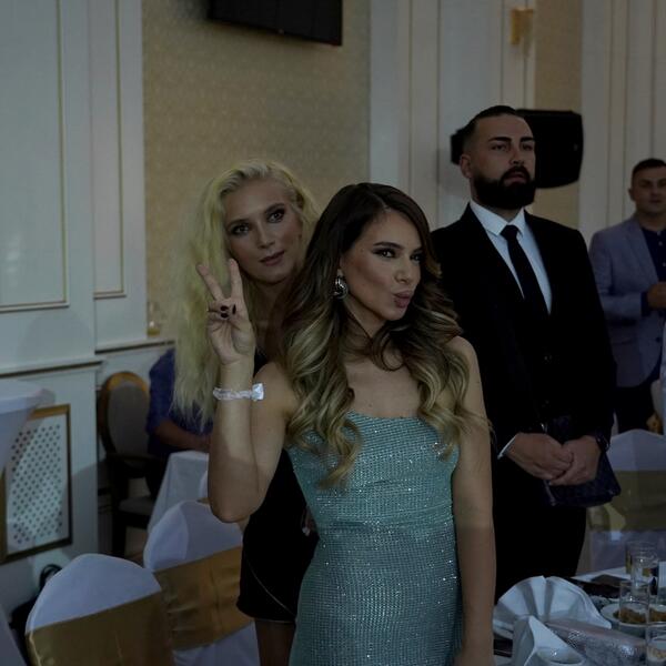 IZGLEDA KAO MILION DOLARA: Ivana Pavković u srebrnoj mini-haljini zablistala na svadbi koleginice