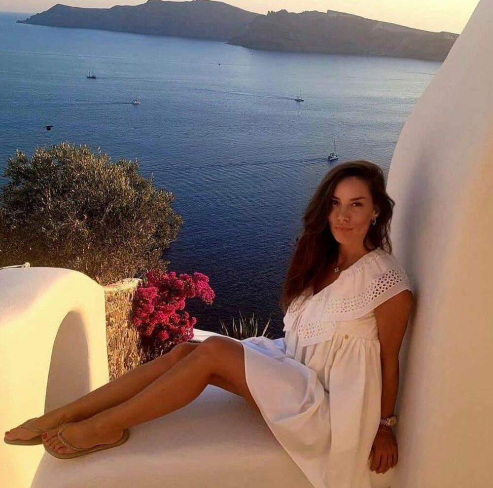 <p>Poznata voditeljka svoj godišnji odmor provodi u Grčkoj i ne libi se da pratioce počasti fotografijama od kojih zastaje dah</p>