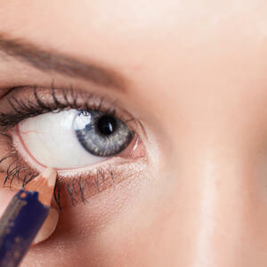 Pitate se kako da vam oči izgledaju krupnije: Trik sa belom olovkom potpuno će promeniti vaš izgled