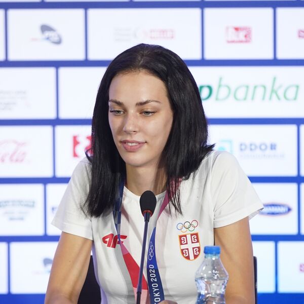 Sa lakoćom osvaja medalje, a i naša srca: Tijana Bogdanović u mini pink haljini pokazala izvajanu figuru