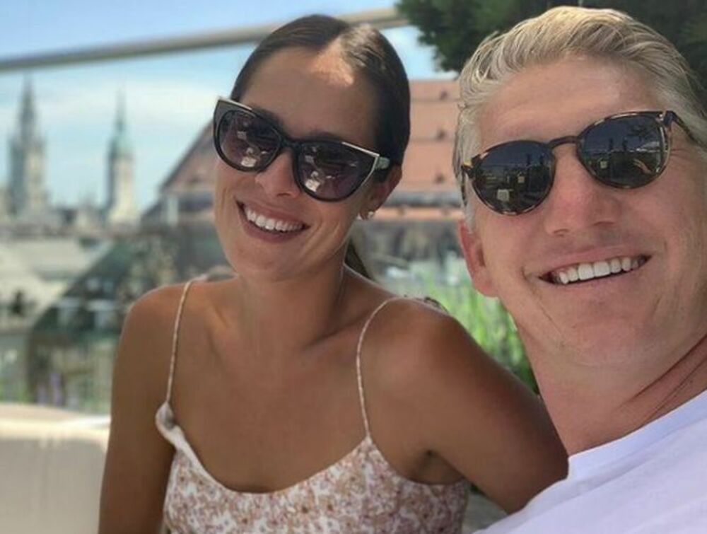 <p>Nemački fudbaler sve je šokirao kada se nakon sedam godina veze s manekenkom pojavio u Njujorku s Anom Ivanović držeći njenu ruku u svojoj</p>