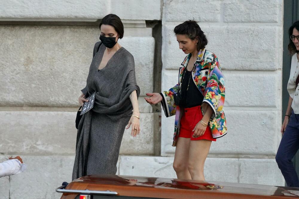 <p>Holivudska lepotica pojavila se u Evropi u haljini u kakvoj teško da možemo da zamislimo bilo koga osim nje</p>