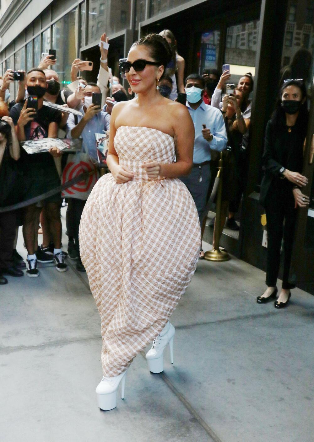 <p>Pop diva i, odnedavno, uspešna glumica<strong> Lejdi Gaga</strong> juče je dvaput viđena u ističim čizmama, što inače ne čini, a kako i ne bi kada je reč o paru obuće koji kao da je pravljen za nju?! Ipak, predveče su i one ostale u senci avangardne haljine...</p>