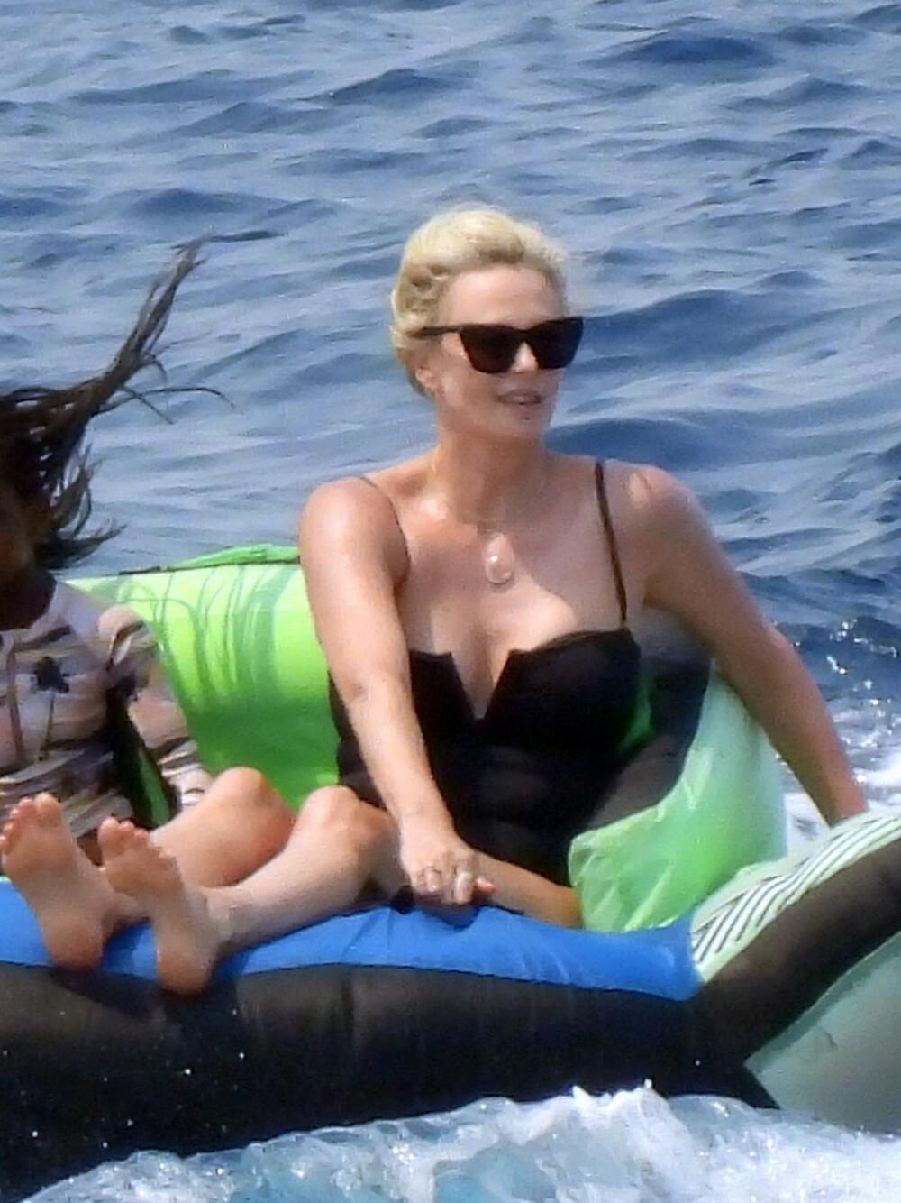 <p>Glumica<strong> Šarliz Teron</strong> odlučila je da odmor provede na grčkom ostrvu i tom prilikom je obukla izazovnu kombinaciju za kupanje</p>